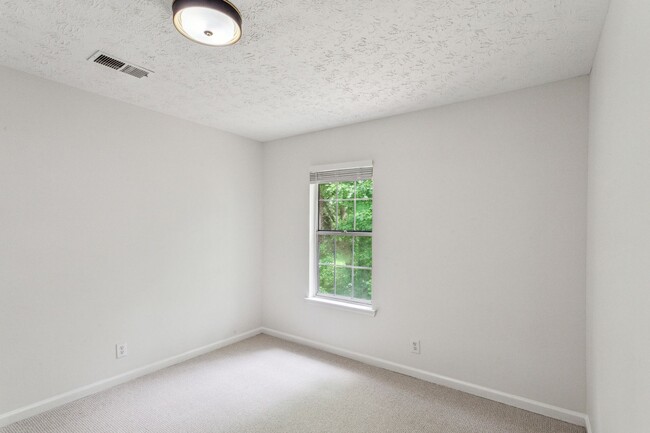 Building Photo - 3 bed 3 bath in Jonesboro!