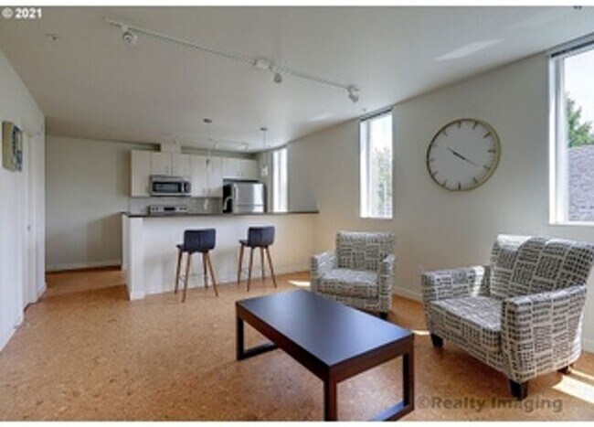 Building Photo - Chic 2BR/1.5BA Townhome Apartment in North...