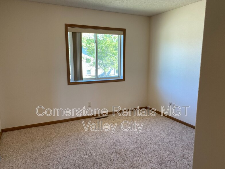 Building Photo - 508 10th St NE