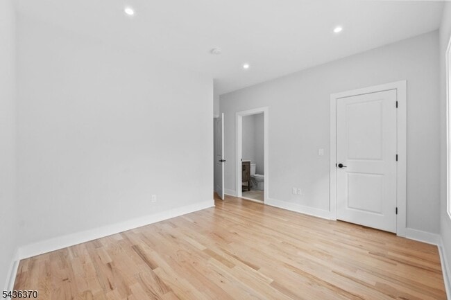 Building Photo - 441 John St