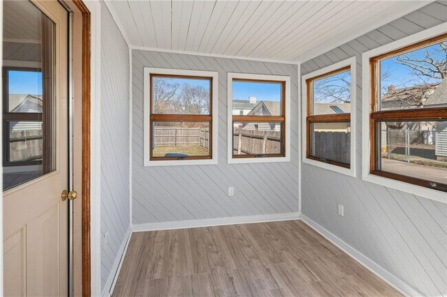 Building Photo - 21 Earlham Way