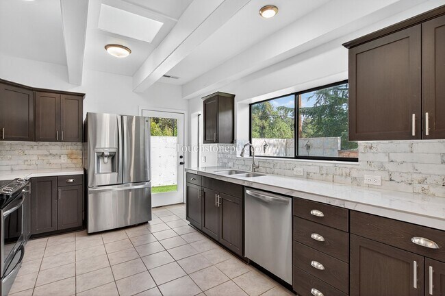 Building Photo - 4.5 Acre Dream Home in Oregon City Awaits