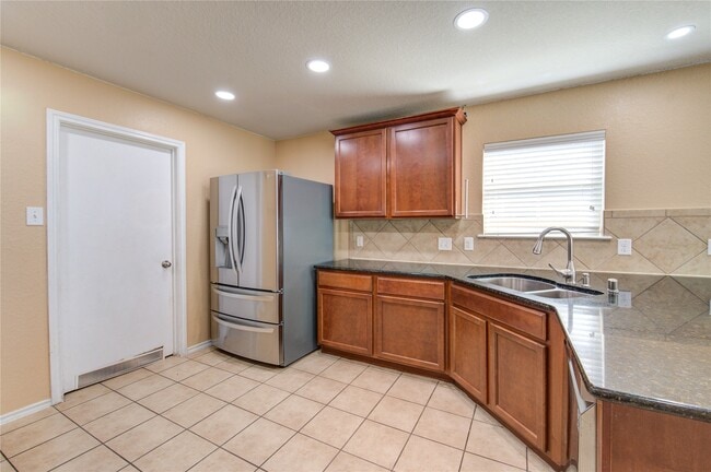 Building Photo - 2002 Collins Rose Ct