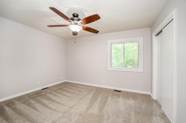 Building Photo - Cute 3 bedroom house near shopping, restau...