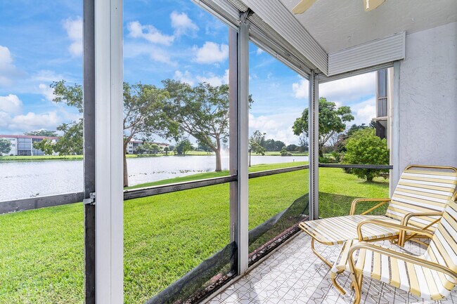 Building Photo - 9500 N Hollybrook Lake Dr