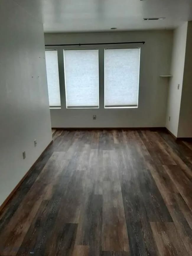 Building Photo - 4 Bedroom Townhome in Hawks Ridge