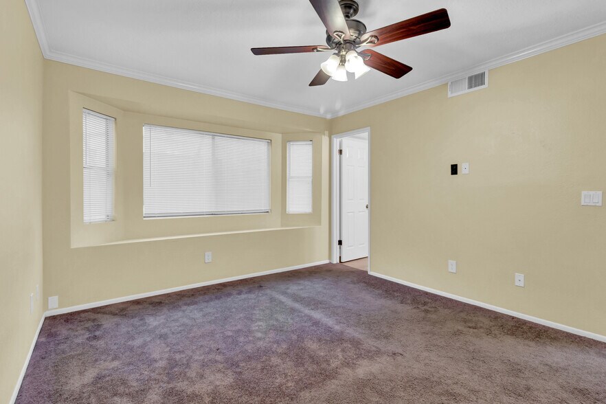 Building Photo - 925 S Longmore