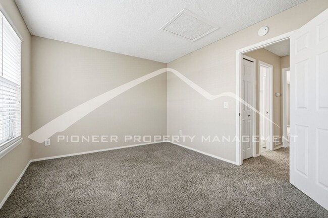 Building Photo - Spacious Townhouse with Central AC and Washer/Dryer