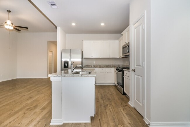 Building Photo - 208 Lgt Smt Dr