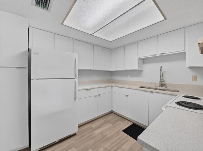 Building Photo - 600 Fairways Cir