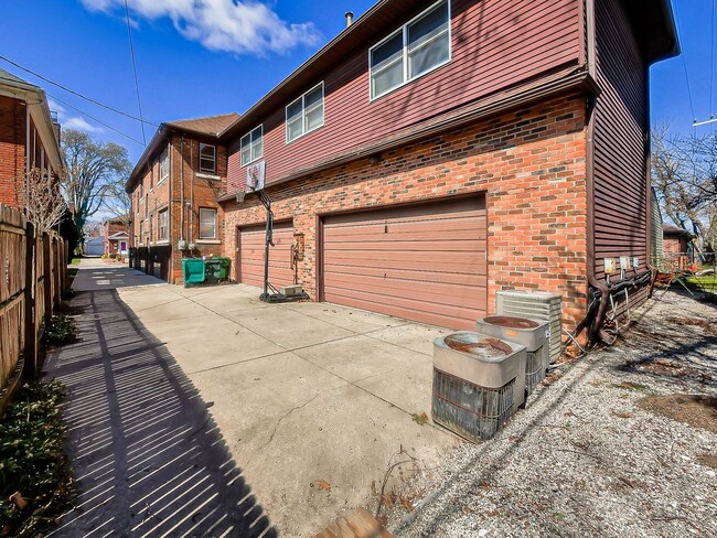 Building Photo - Welcome to this charming 2 bedroom, 1 bath...
