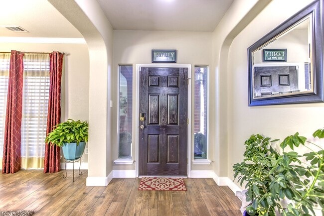 Building Photo - Beautifully Maintained 4 bed/3bath 2 Story Brick home