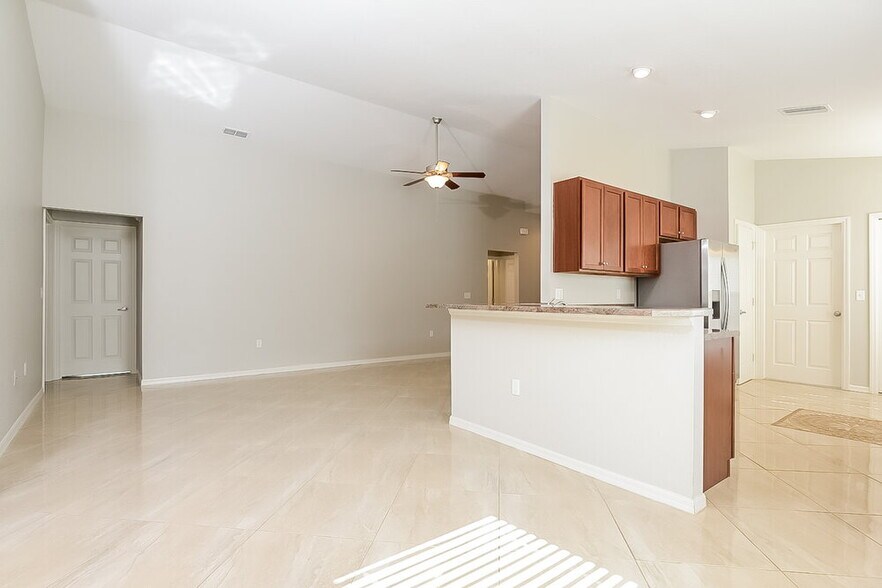 Building Photo - 6400 Twin Bridges Dr