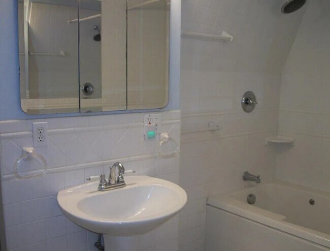 Building Photo - 3150 Linwood Ave