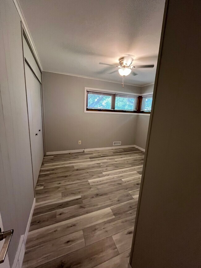 Building Photo - 10441 York Ave S