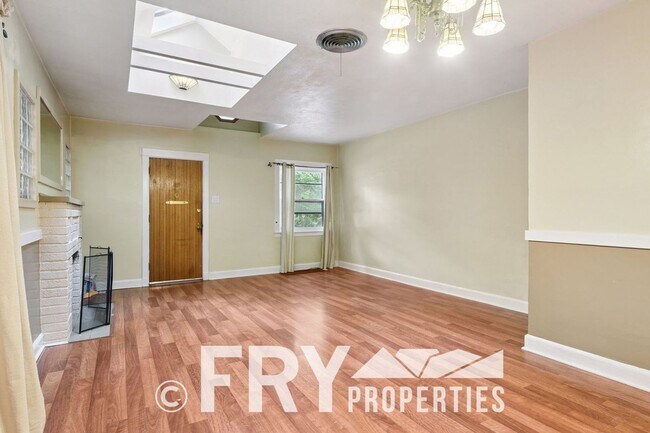 Building Photo - Cozy 1/2 Duplex in Congress Park