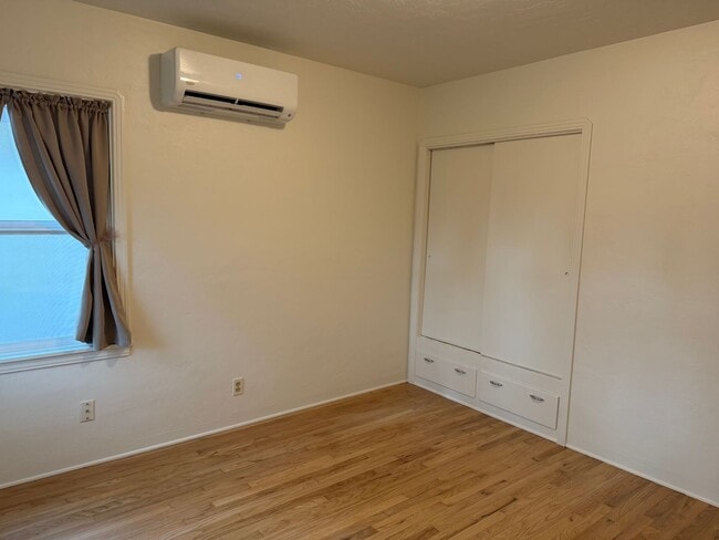 Building Photo - Great 2 bedroom 1 bath ready to move in