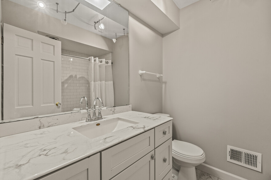 Bathroom 2 - 3042 E Newport Ct