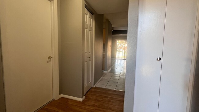 Building Photo - 3 Bed 1.5 Bath Townhome off Carefree and A...