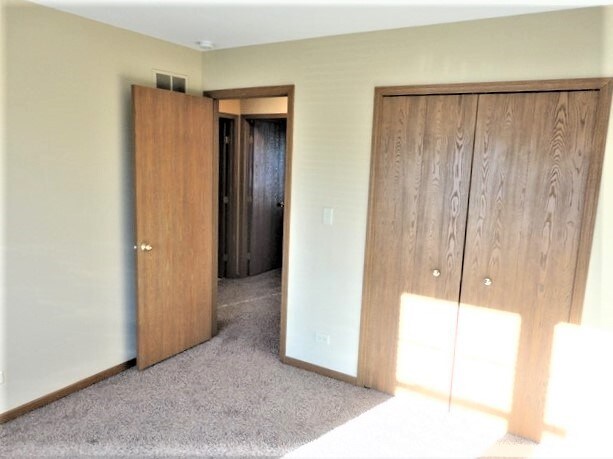 Building Photo - 613 Doral Ln