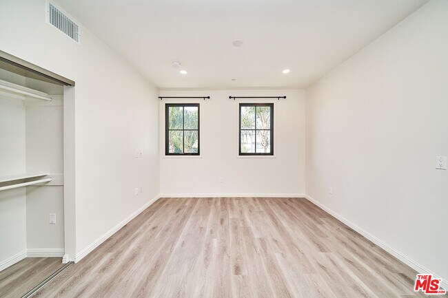 Building Photo - 951 S Wilton Pl