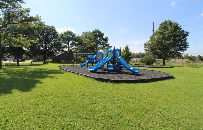 Building Photo - 1401 NE Dysart Woods Ln