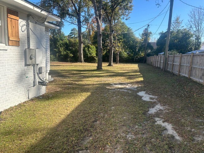 Building Photo - 803 Center St