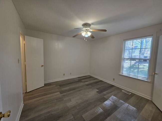 Building Photo - Charming 3-Bedroom Home with Spacious Backyard & Modern Amenities