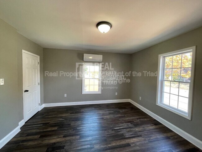 Building Photo - 528 N Scales St