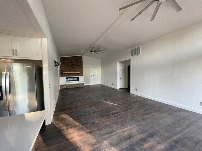 Building Photo - 42 Hope Dr