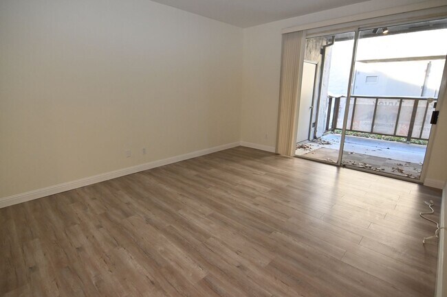 Building Photo - 2/1 Condo-Pet Friendly-Quiet Location-Prime Location