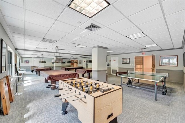 Building Photo - 3200 Port Royale Dr N