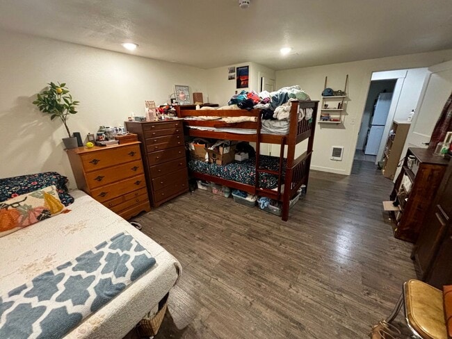 Building Photo - 202 E 7th St