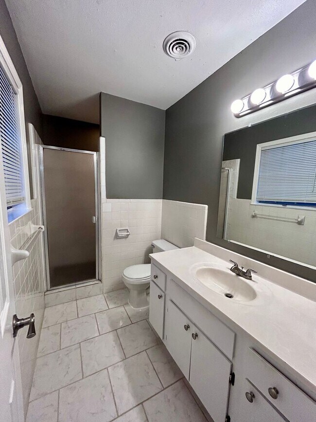 Building Photo - Very Nice Home in Stage Park Meadows