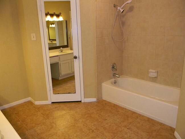 Building Photo - 2711 River Birch Dr