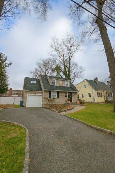 Building Photo - 23 Downing Pl