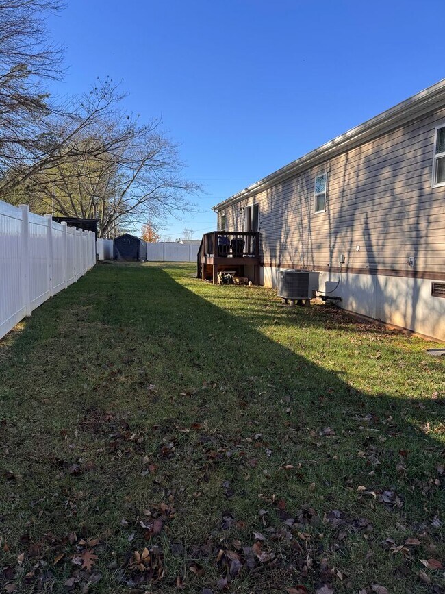 Building Photo - 3 Bedroom || 2 Bathroom in Concord