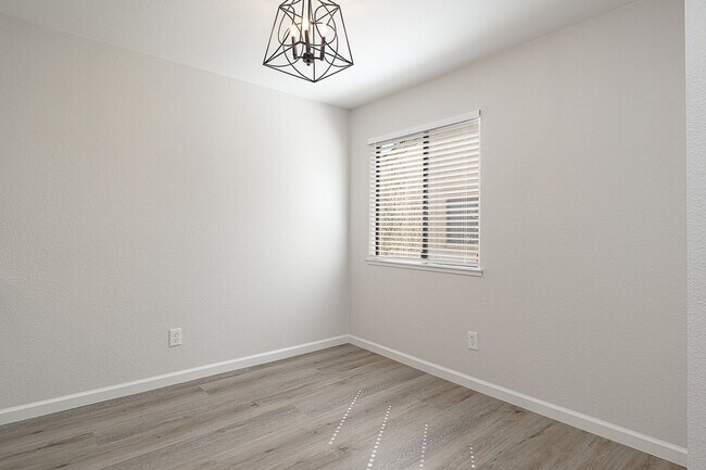Building Photo - Newly remodeled upstairs condo in gated co...