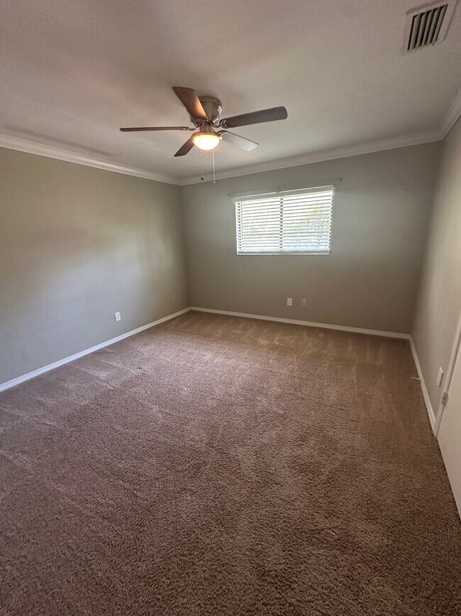 Building Photo - Great Location, Near St. John's River, Bea...
