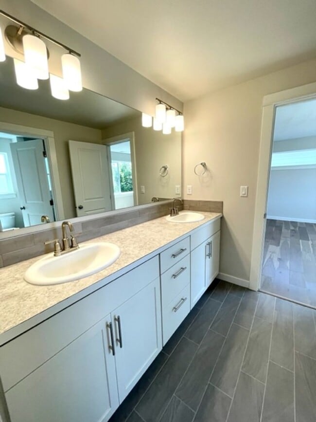 Building Photo - Stunning newer home in NE Bend neighborhood!