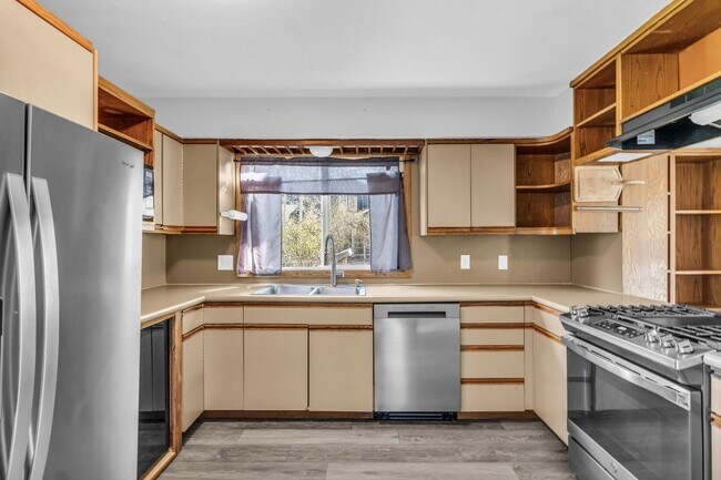Building Photo - Park Meadows - Brand New Carpeting & Landscaping Included!