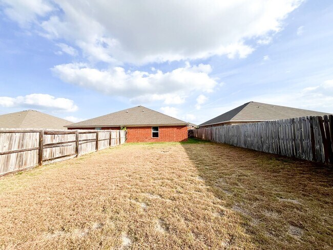 Building Photo - 1913 Charleston Ct