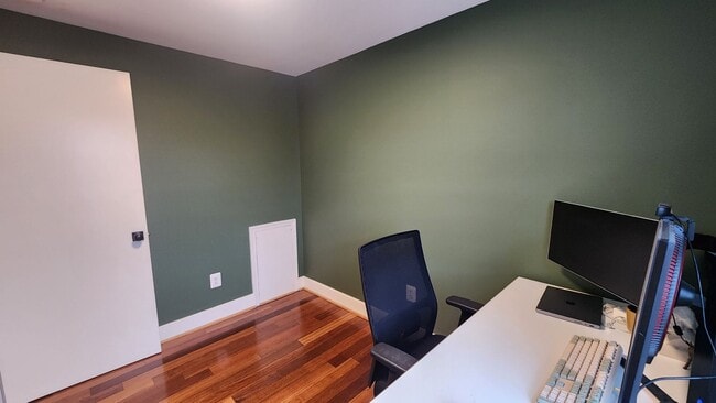 Building Photo - Beautifully Remodeled  End-Unit Townhome