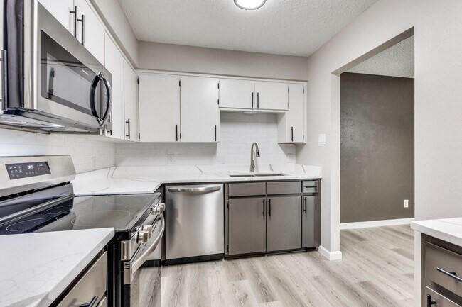 Building Photo - NEWLY RENOVATED • Stunning 3 Bedroom Duplex