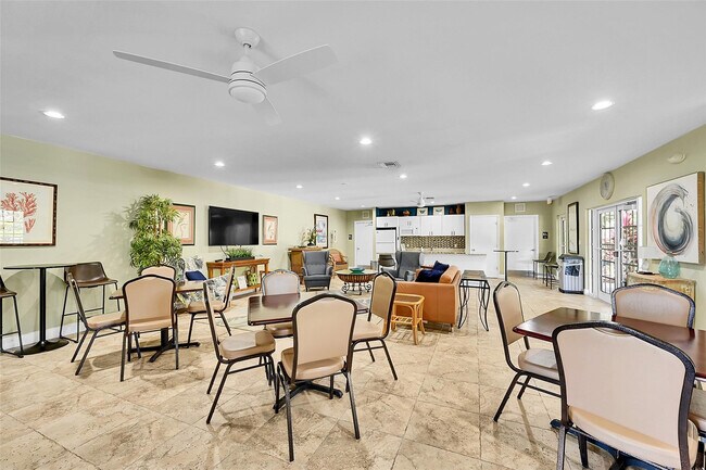 Building Photo - 4020 W Palm Aire Dr