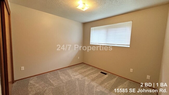 Building Photo - Updated 2 BD | 1 BA Duplex with Garage & Yard