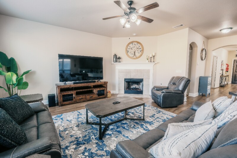 Building Photo - 728 Chatsworth Dr