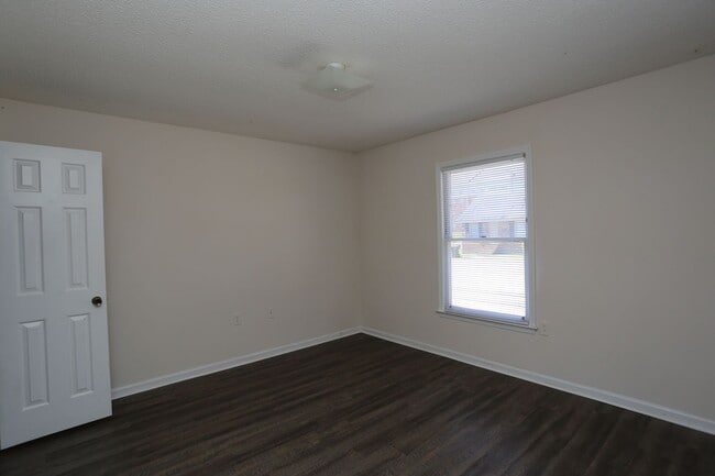 Building Photo - 2 bedroom for Immediate Move In!