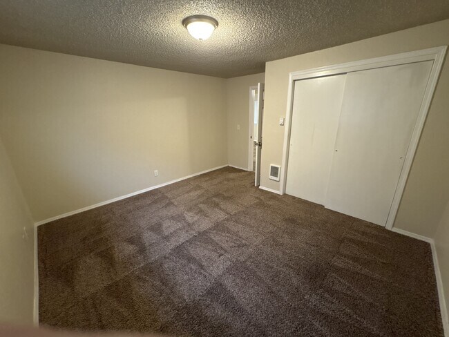 Building Photo - 334 S 3rd St