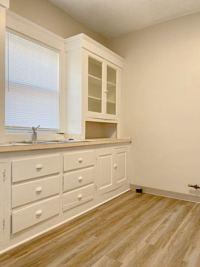 Building Photo - 2436 Laurel Ave N